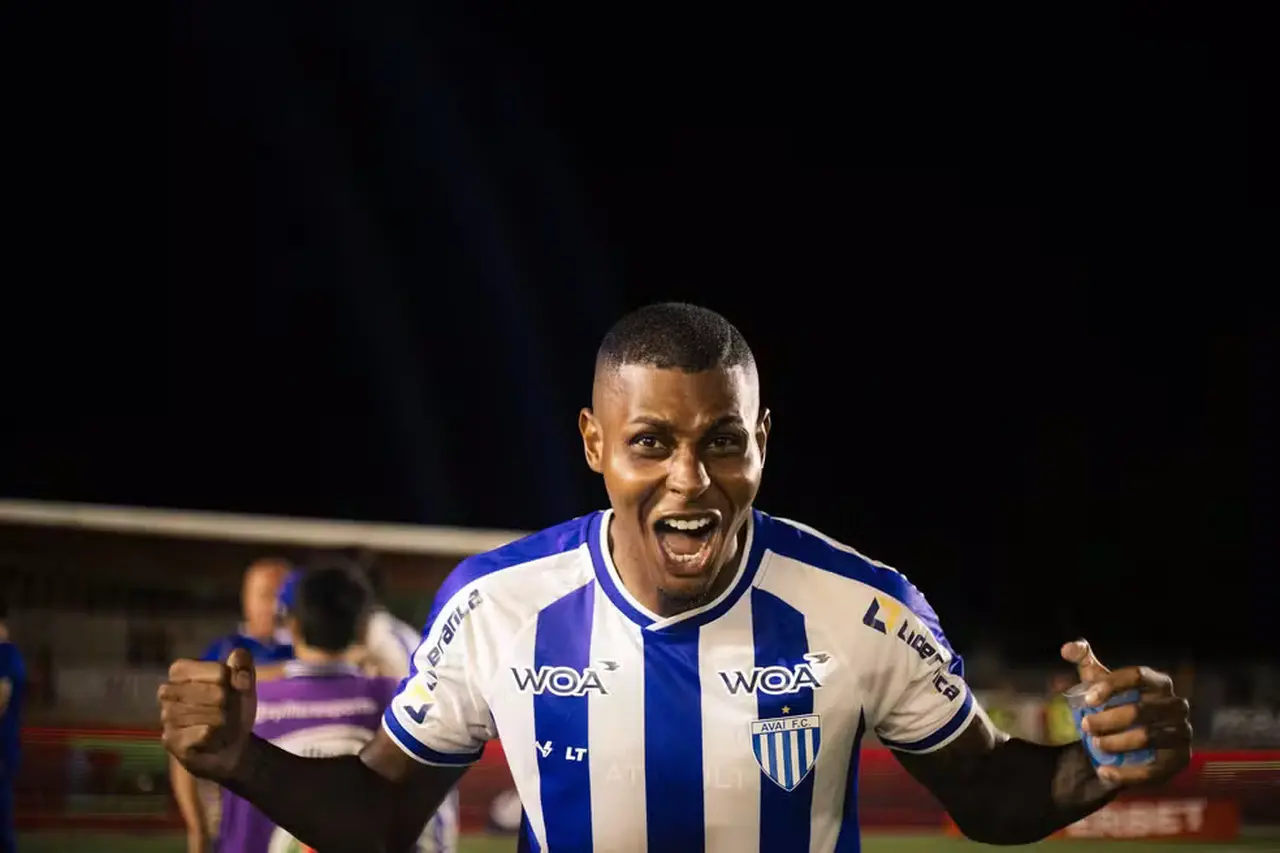 Clebão em ação pelo Avaí