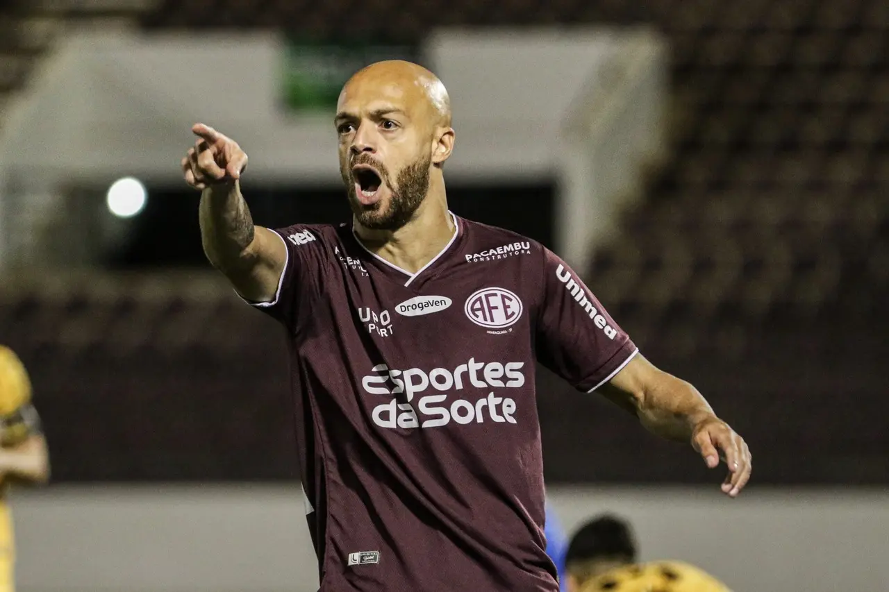 Carlão em ação pela Ferroviária-SP