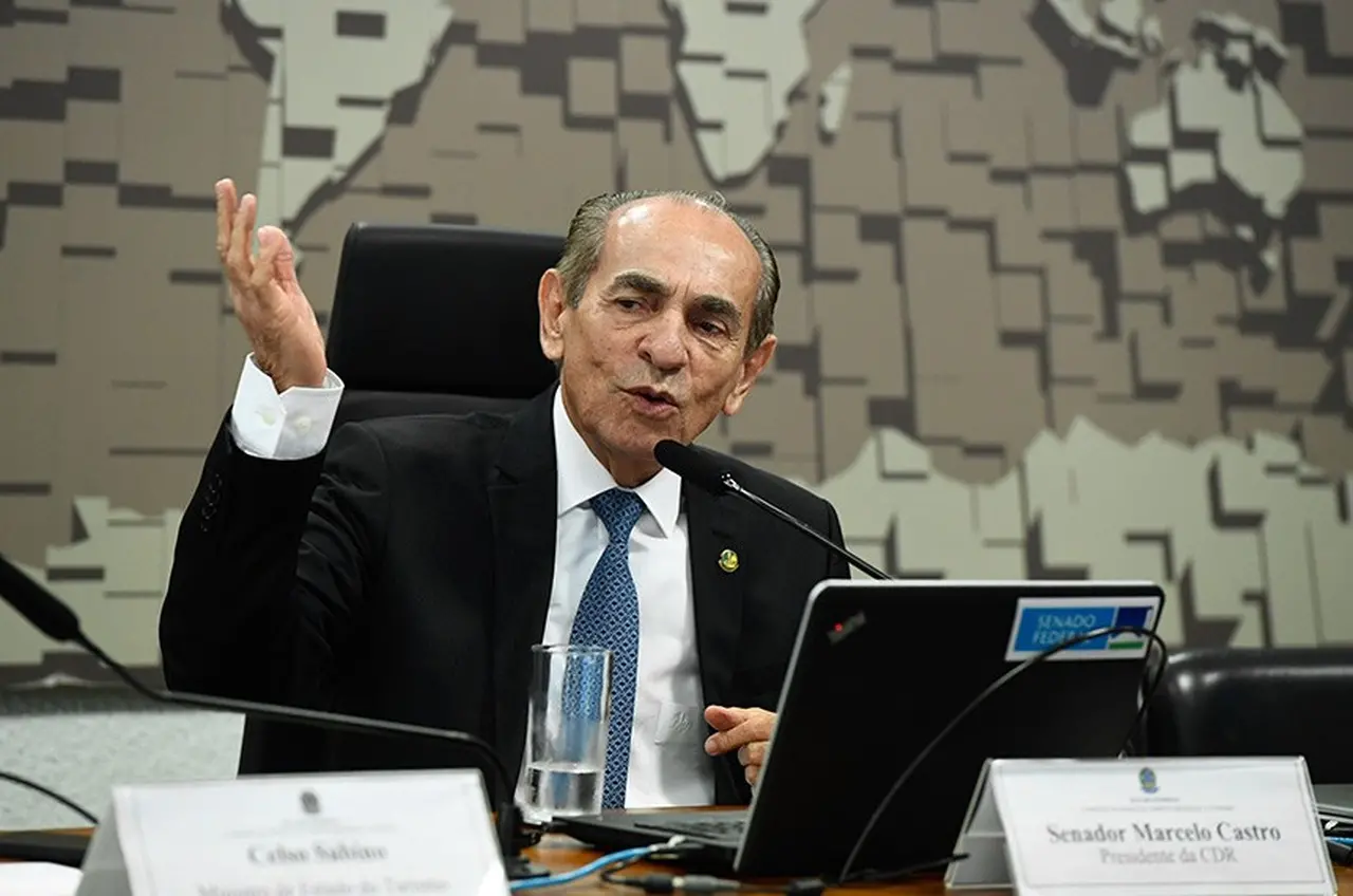 Foto mostra senador Marcelo Castro (MDB-PI) durante reunião da Comissão de Desenvolvimento Regional e Turismo (CDR).