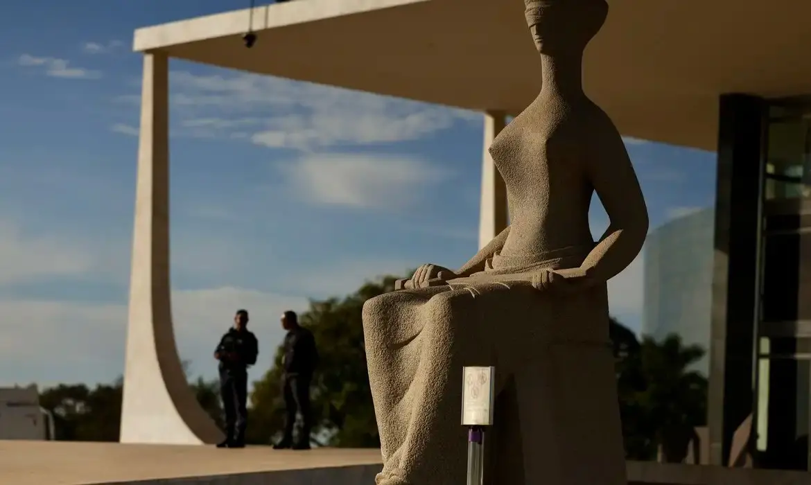 Fachada do STF com o momumento A Justiça.