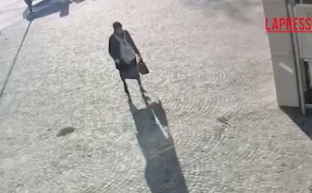 Imagem de câmeras de segurança mostram o homem, vestido de mulher, indo pegar a aposentadoria.