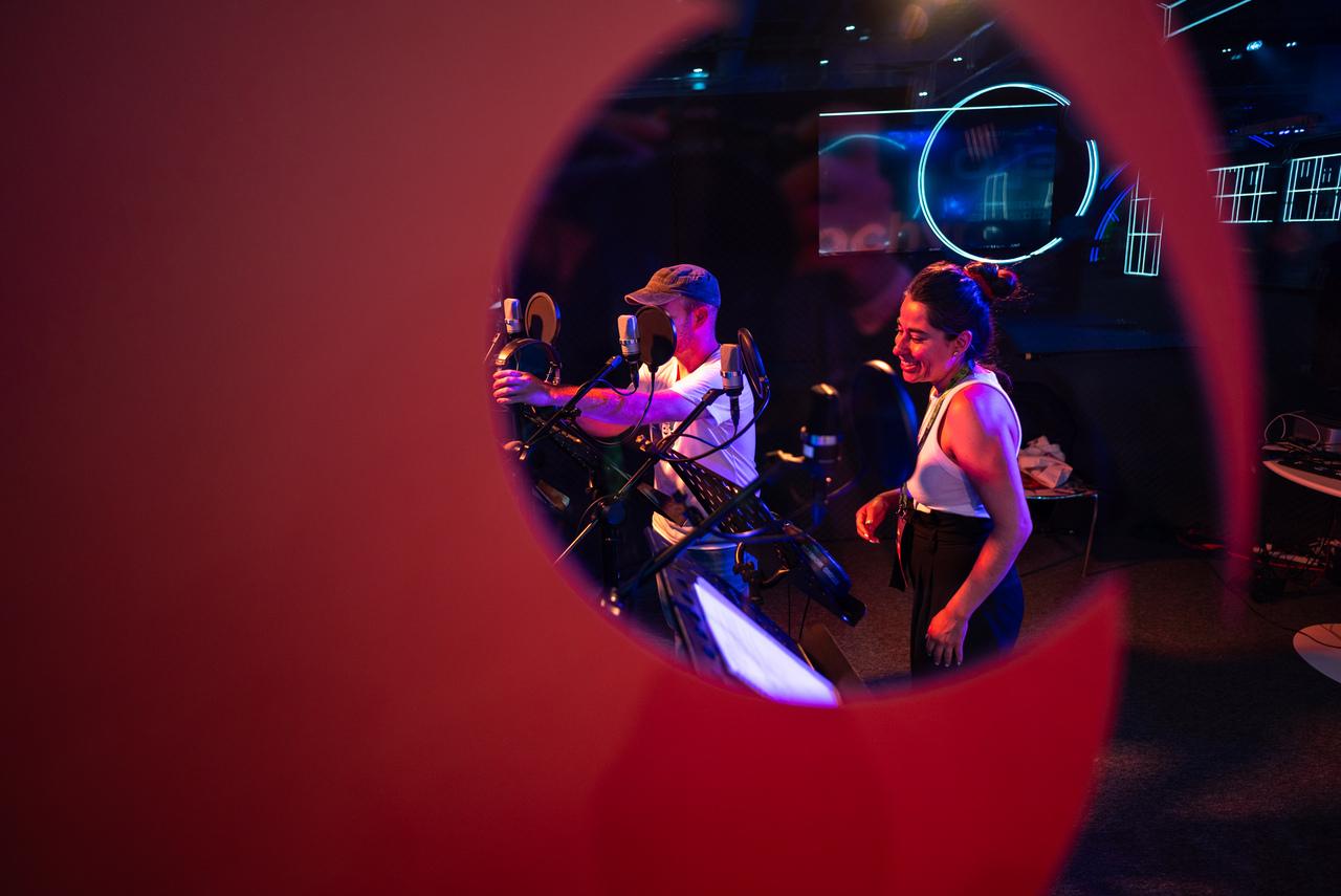 Fãs utilizando estúdio de dublagem na CCXP do México.