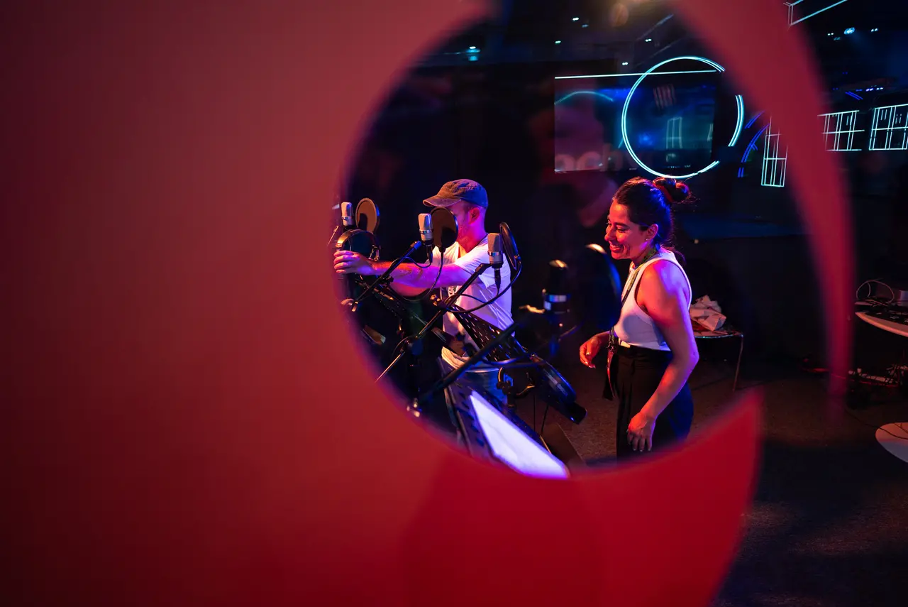 Fãs utilizando estúdio de dublagem na CCXP do México.