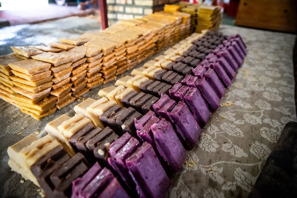 Sabores das rapaduras conseguem ser identificados já pelas cores na etapa final de preparo.
