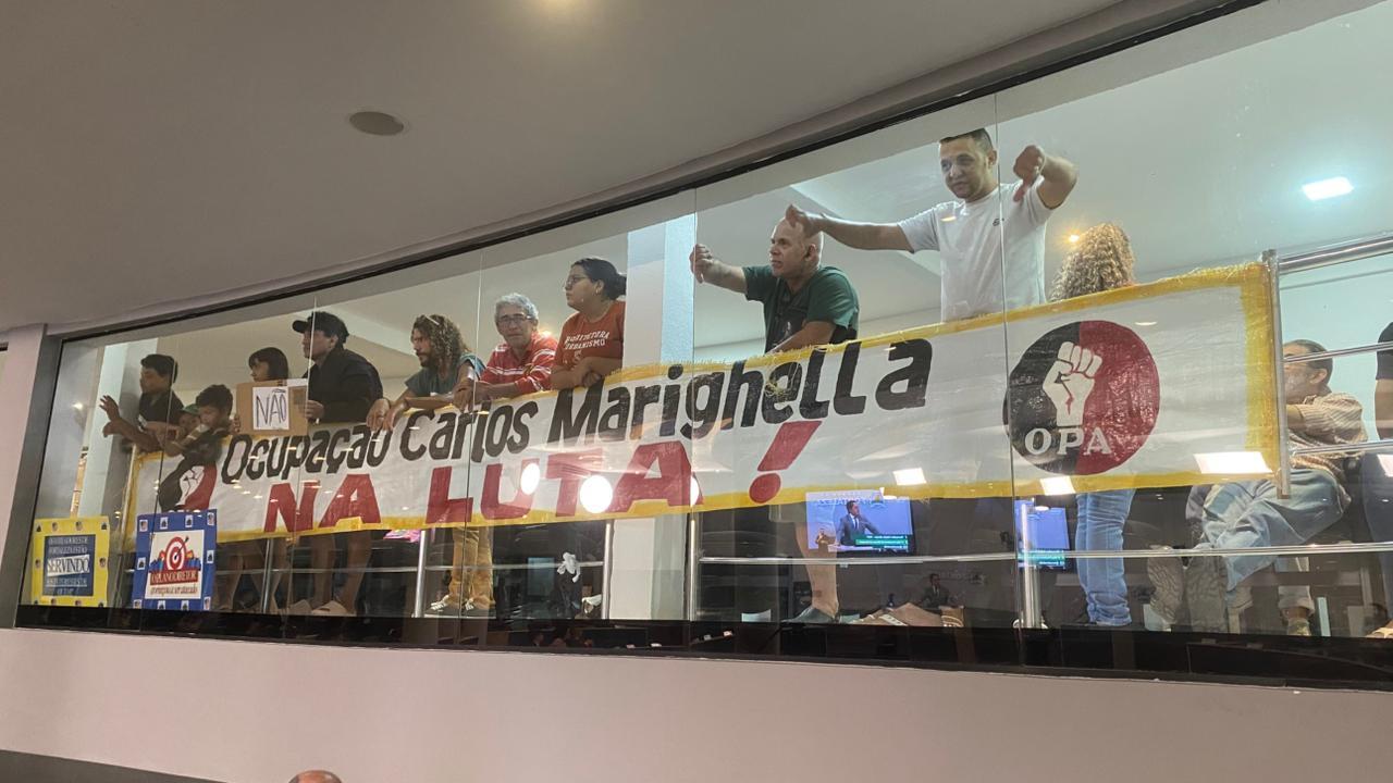 Foto das galerias da Câmara Municipal de Fortaleza ocupadas por manifestantes contrários às mudanças no Plano Diretor.
