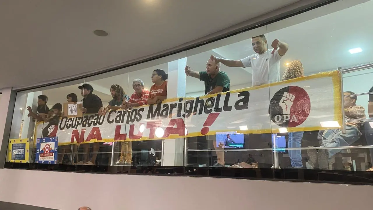 Foto das galerias da Câmara Municipal de Fortaleza ocupadas por manifestantes contrários às mudanças no Plano Diretor.