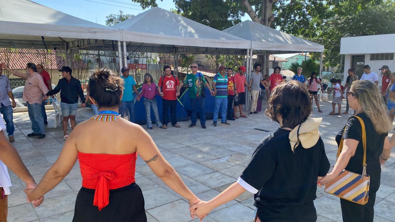 Foto de manifestação contrária às emendas do Plano Diretor de Fortaleza na Câmara Municipal.
