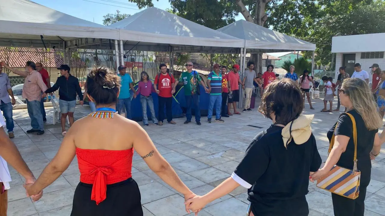 Foto de manifestação contrária às emendas do Plano Diretor de Fortaleza na Câmara Municipal.
