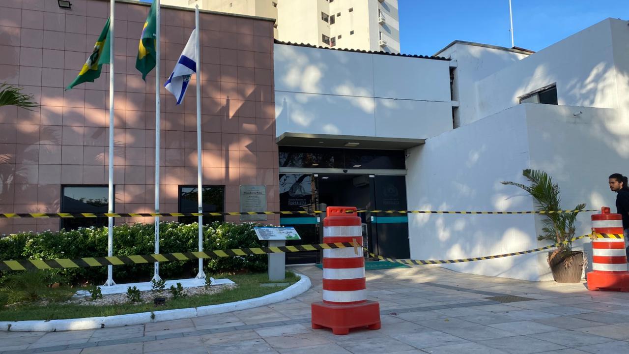 Foto de cordão isolando o acesso à Câmara de Fortaleza aos manifestantes contrários à superemenda ao Plano Diretor.