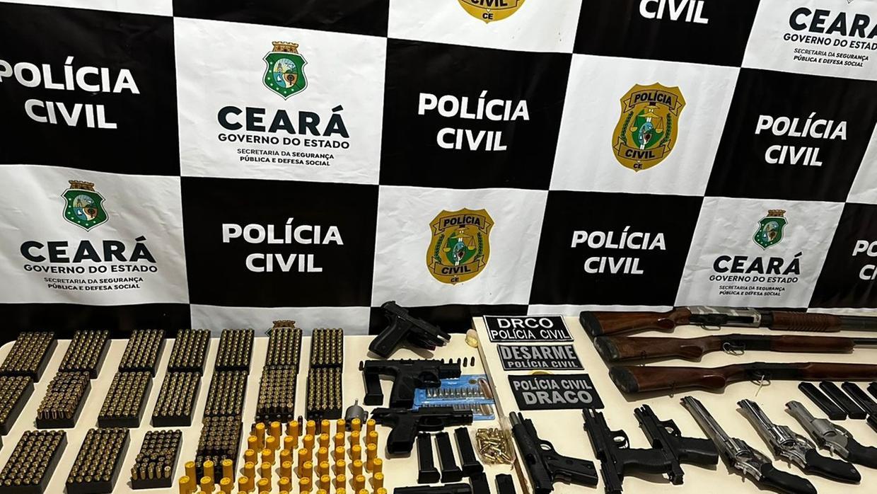 A imagem mostra armas de fogo e munições, em cima de uma mesa. O material bélico foi apreendido pela Polícia Civil do Ceará.