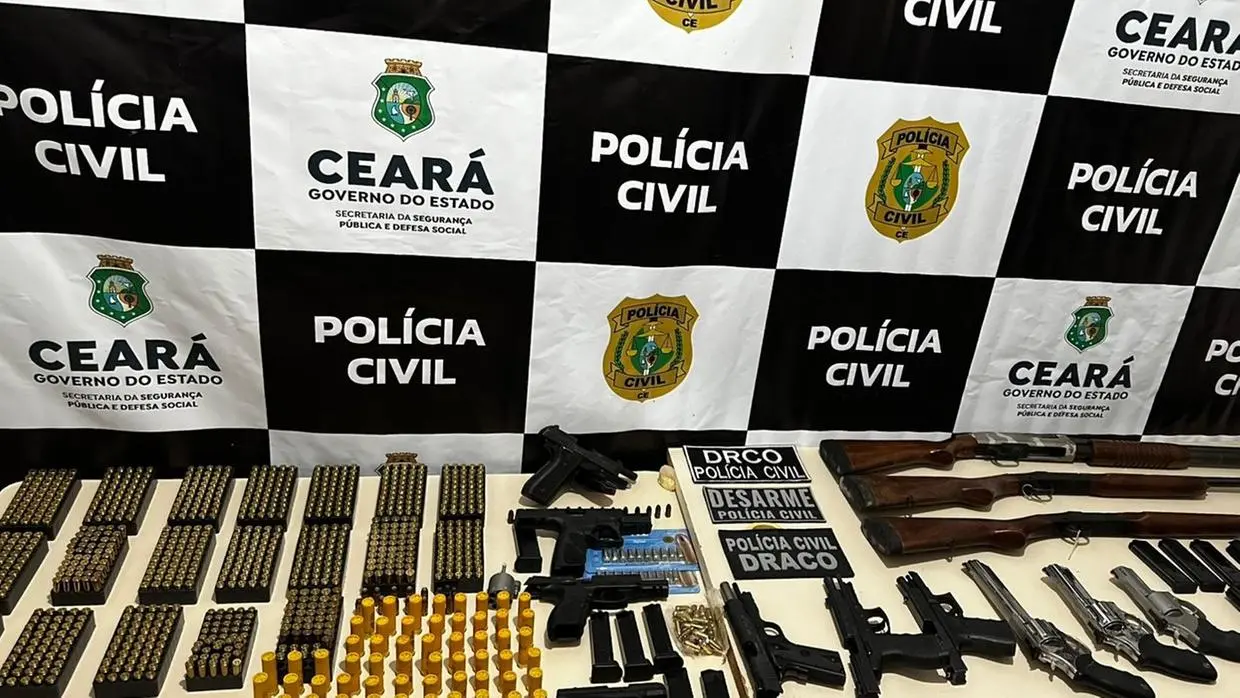 A imagem mostra armas de fogo e munições, em cima de uma mesa. O material bélico foi apreendido pela Polícia Civil do Ceará.