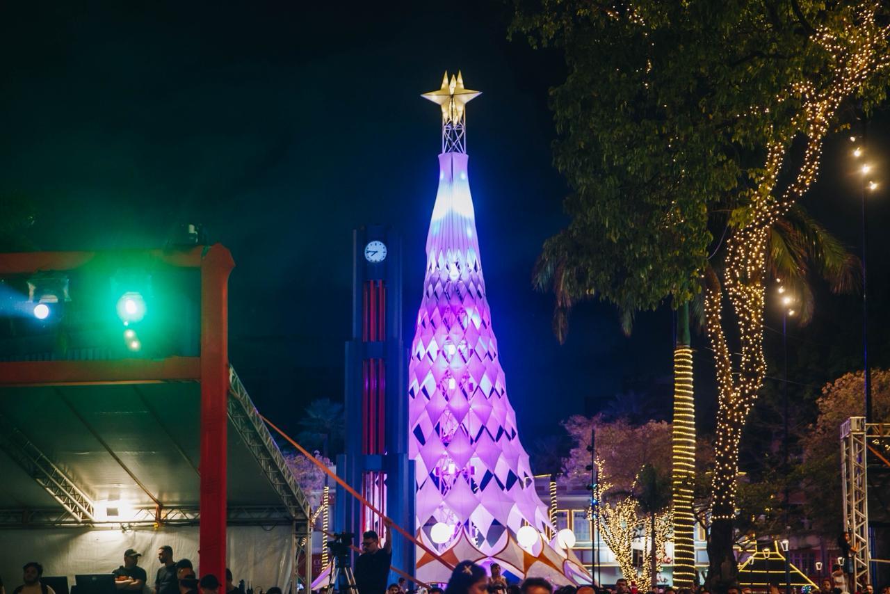 árvore de natal grande e iluminada na praça do Ferreira, em Fortaleza.
