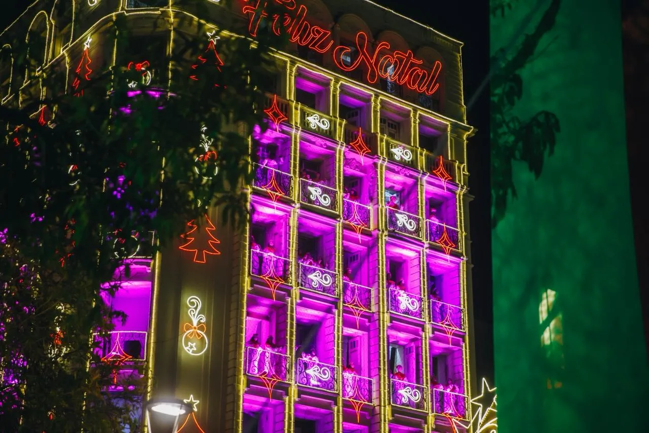 Fachada do Hotel Excelsior com decoração natalina.