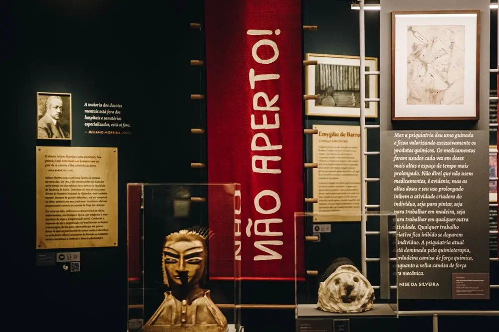 Na imagem, uma foto em close-up de uma instalação da 