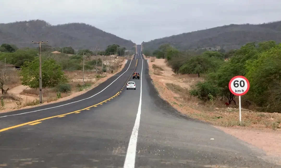 Apenas 12% da malha viária brasileira — de um total superior a 1,7 milhão de quilômetros — é pavimentada.