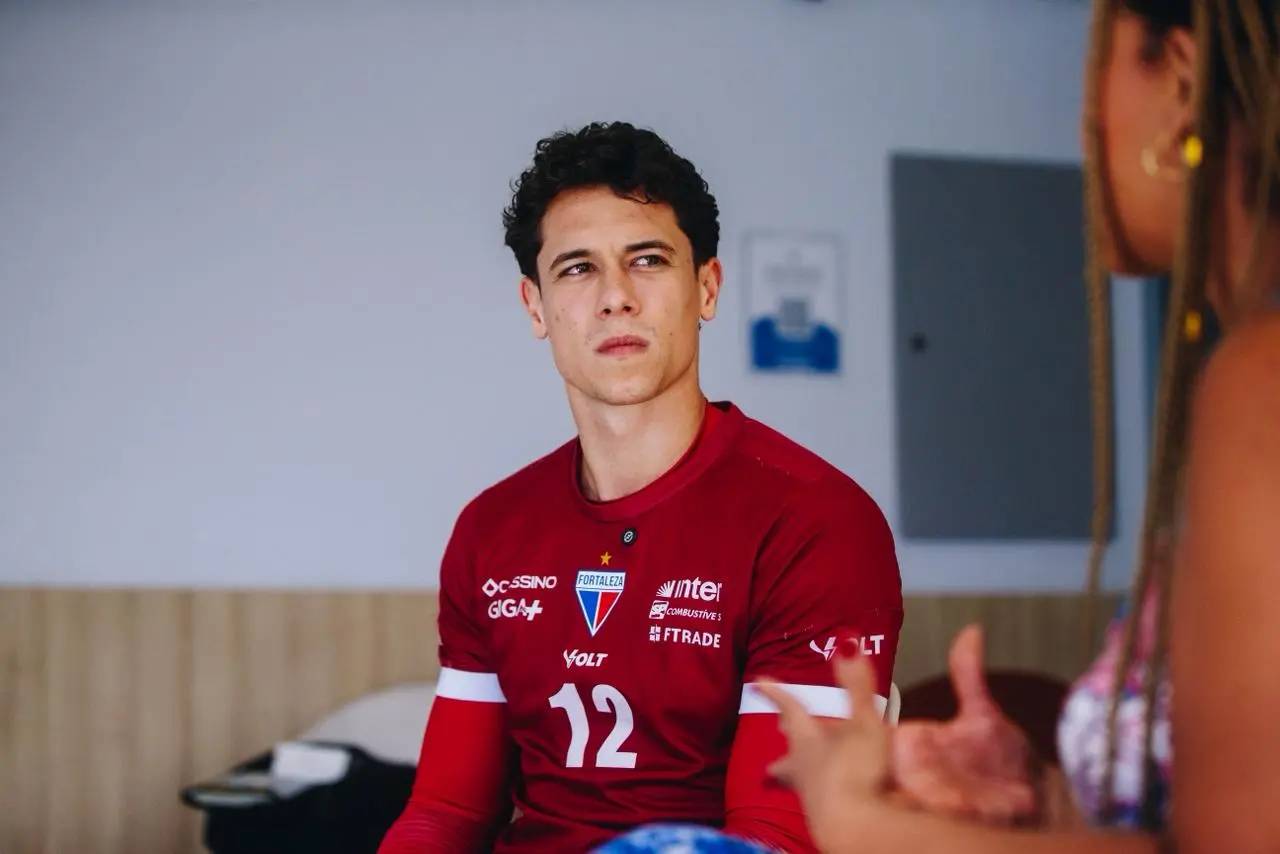 Brenno tem 25 anos e contrato com o Fortaleza até 2027.