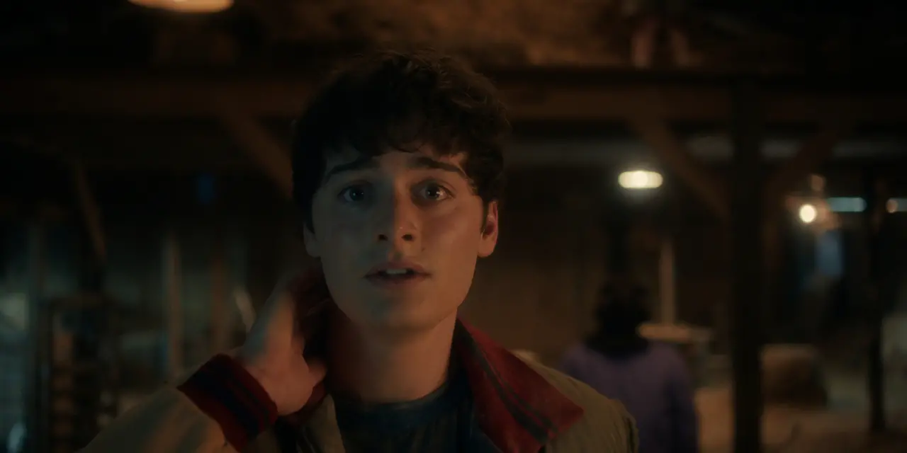 Will levando a mão à nuca em cena de Stranger Things.