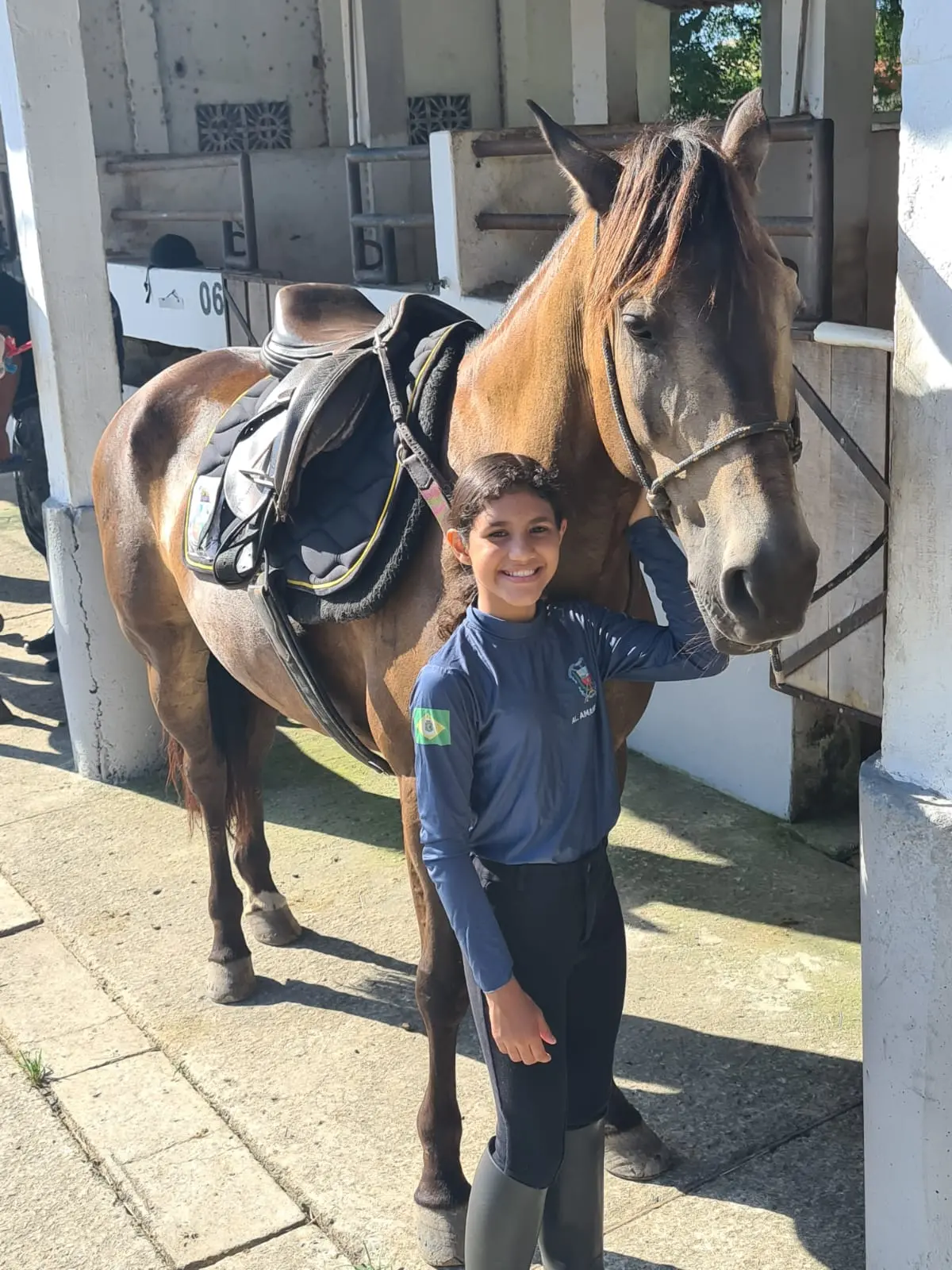 Amanda Sales, 12 anos, durante atividade na cavalaria do Colégio da Polícia Militar do Ceará, onde treina no contraturno escolar.