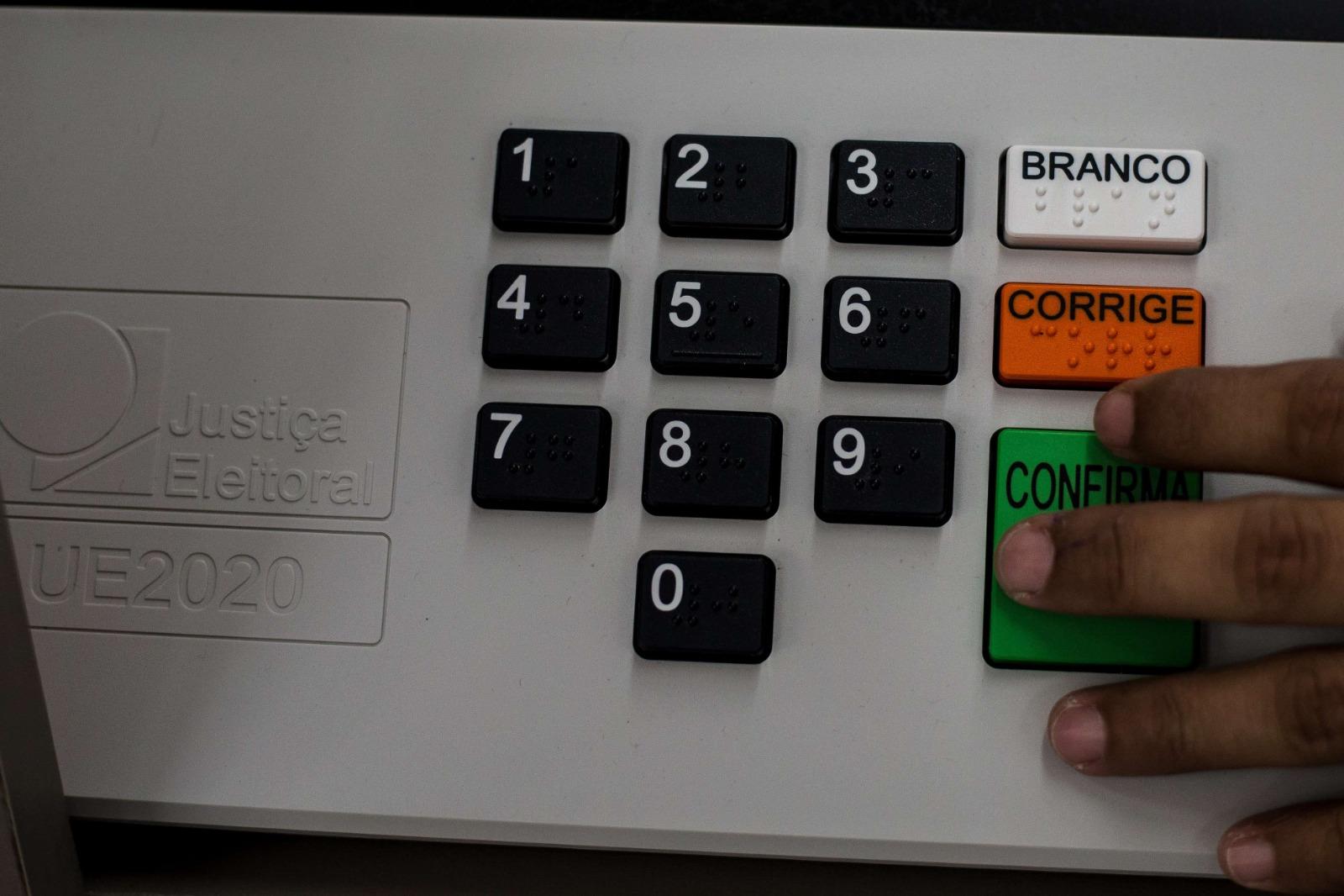 Foto de urna eletrônica.