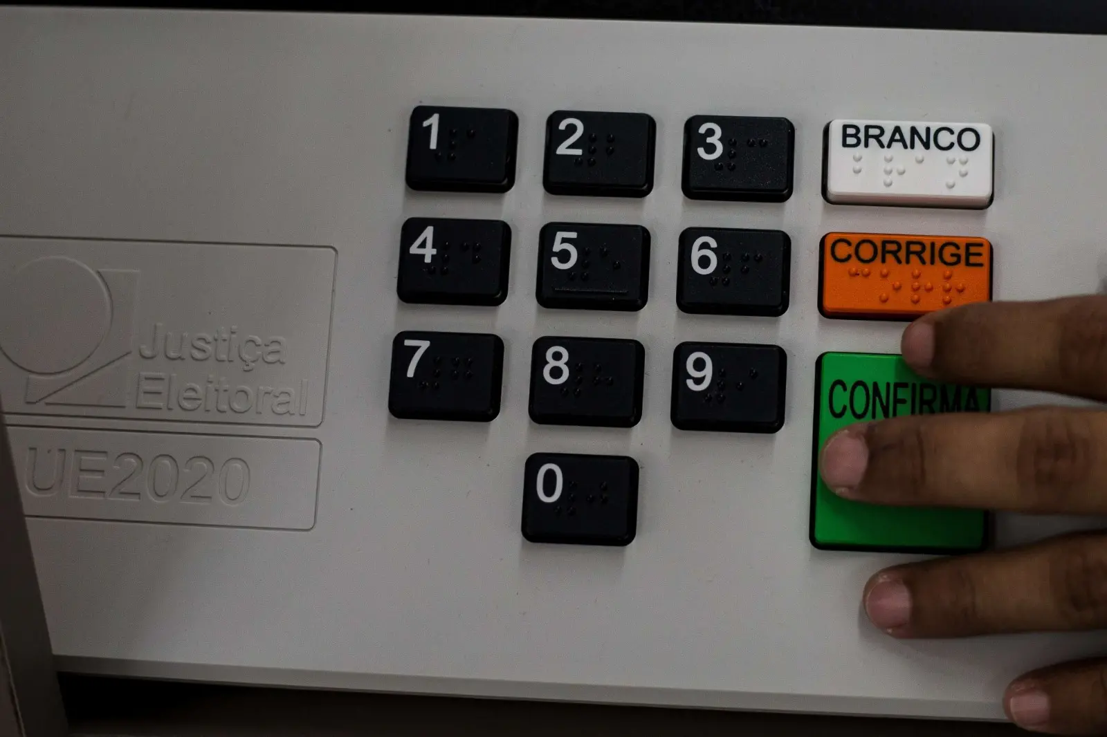 Foto de urna eletrônica.