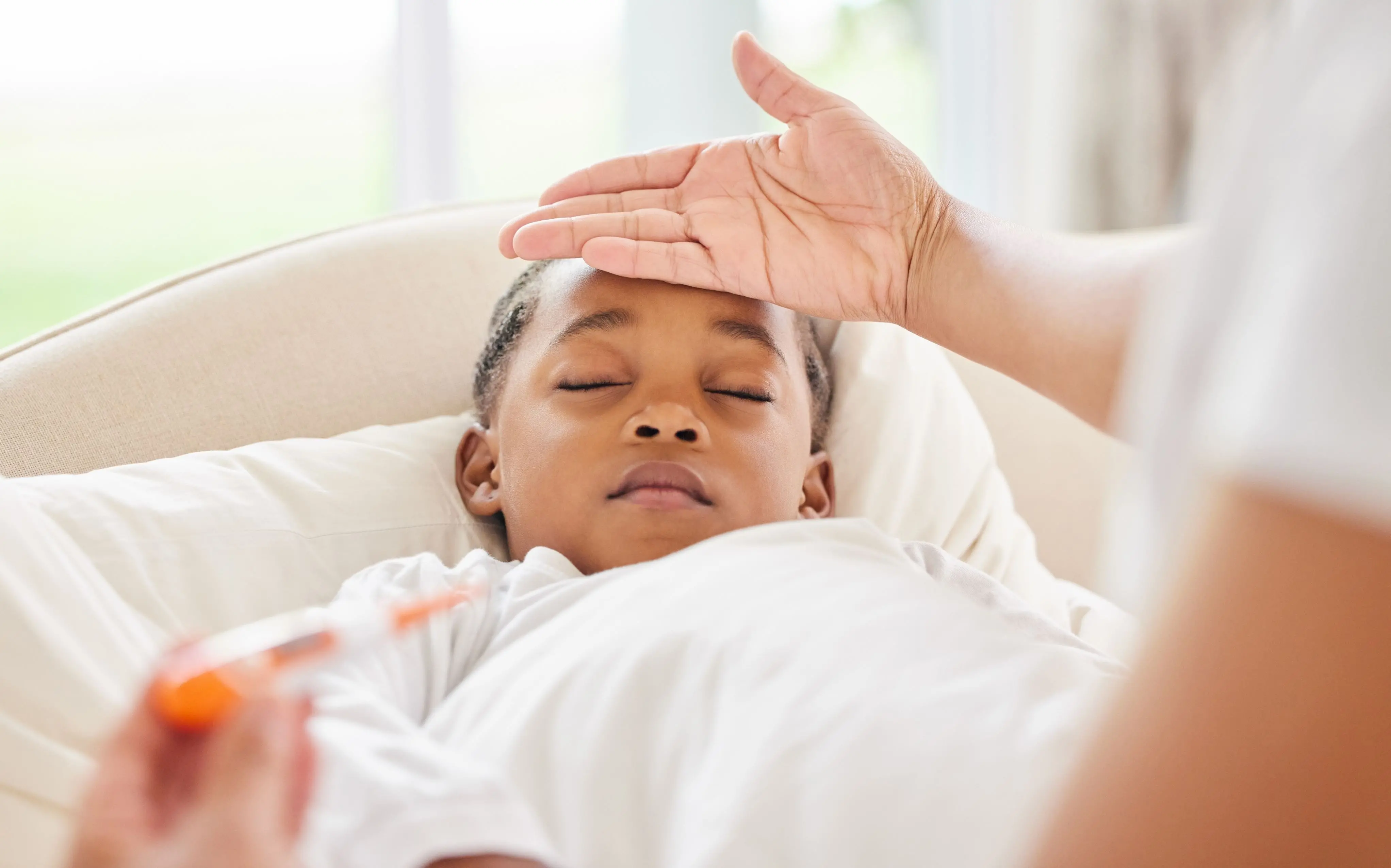 Imagem de uma criança com febre para matéria sobre meningite.