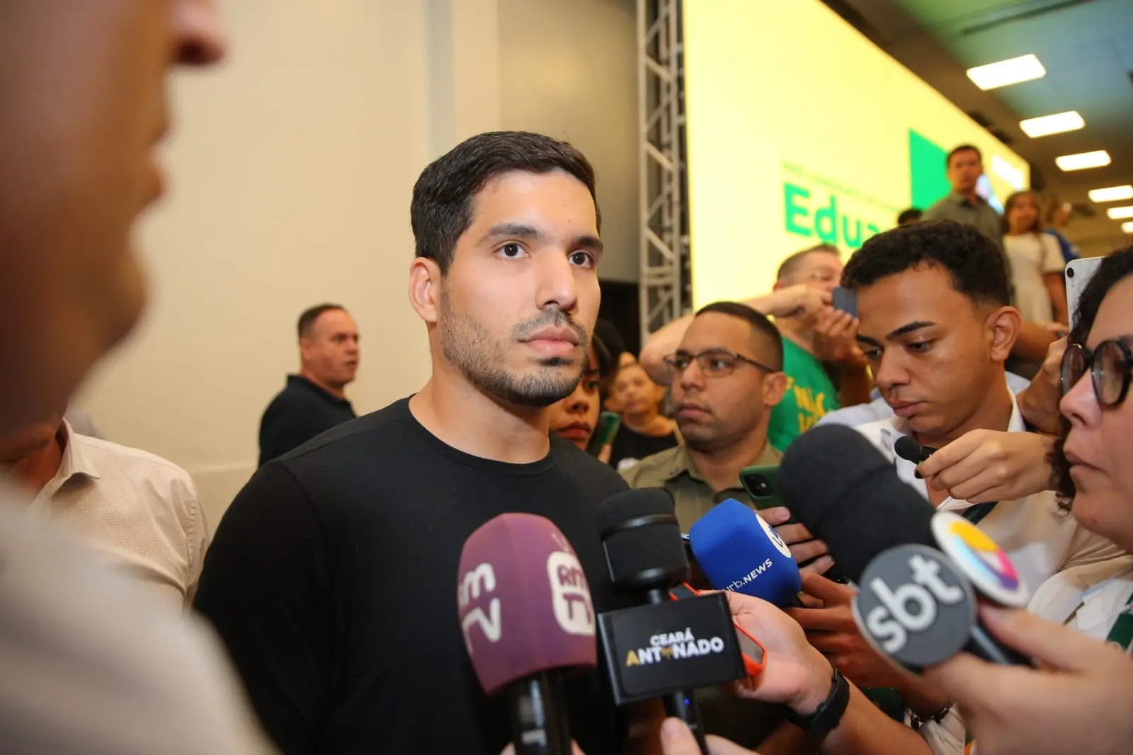 André Fernandes durante coletiva de imprensa após o lançamento da pré-candidatura de Eduardo Girão ao Governo do Ceará.