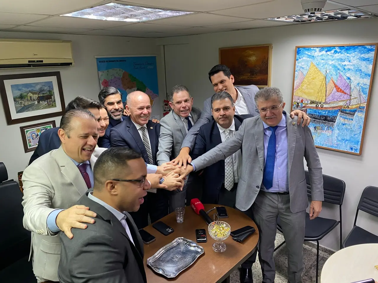 Foto mostra deputados durante o Café da Oposição nesta terça-feira (2).