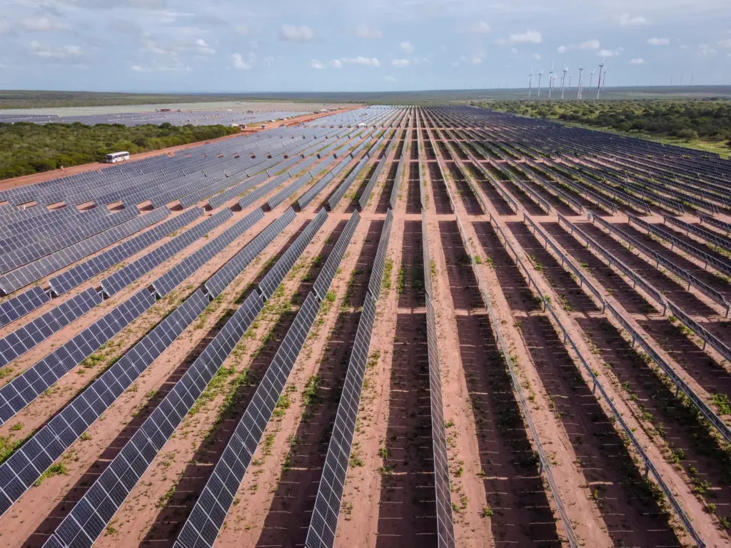 Imagem mostra um campo de painéis solares.