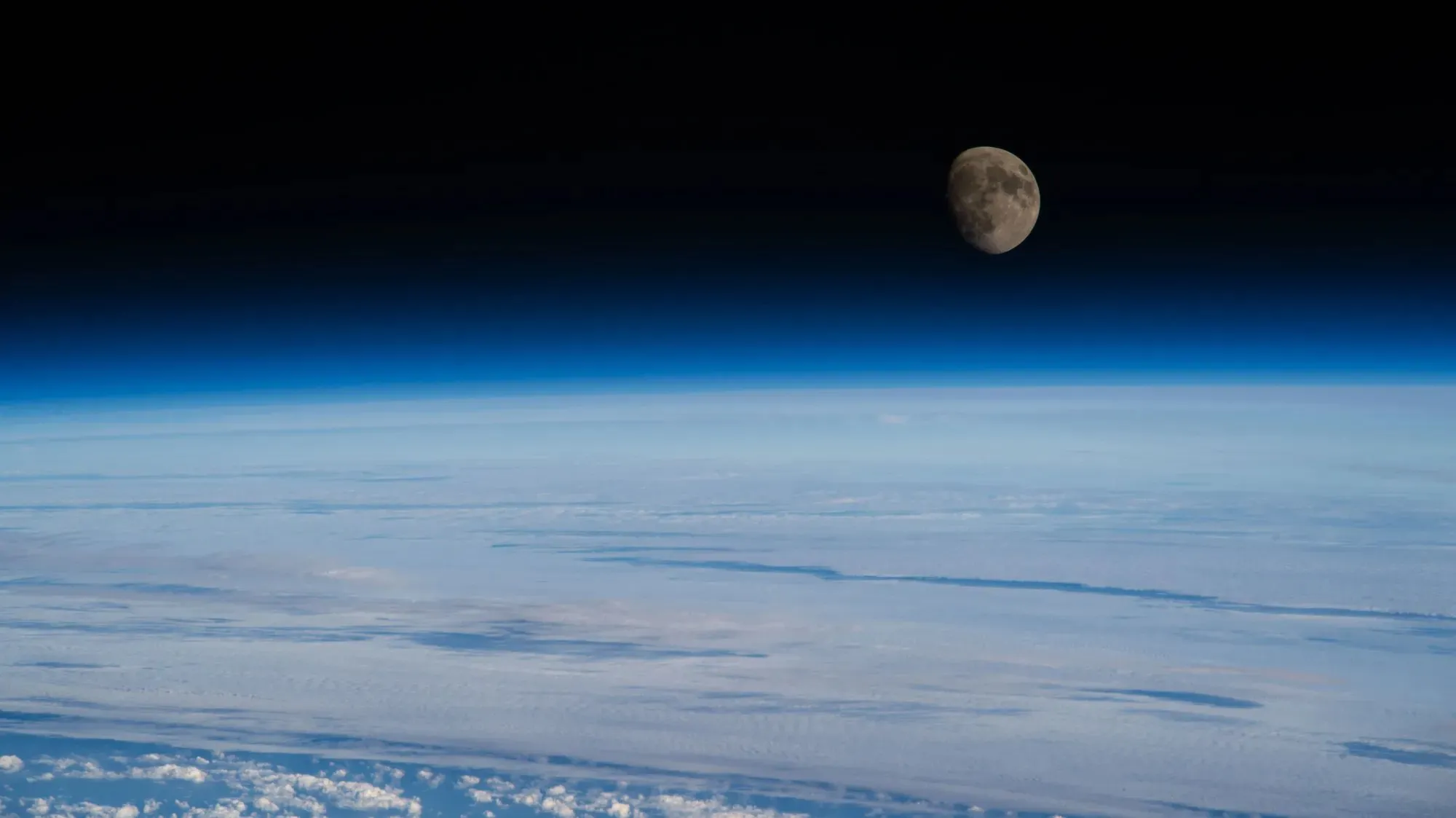 Lua e Terra.