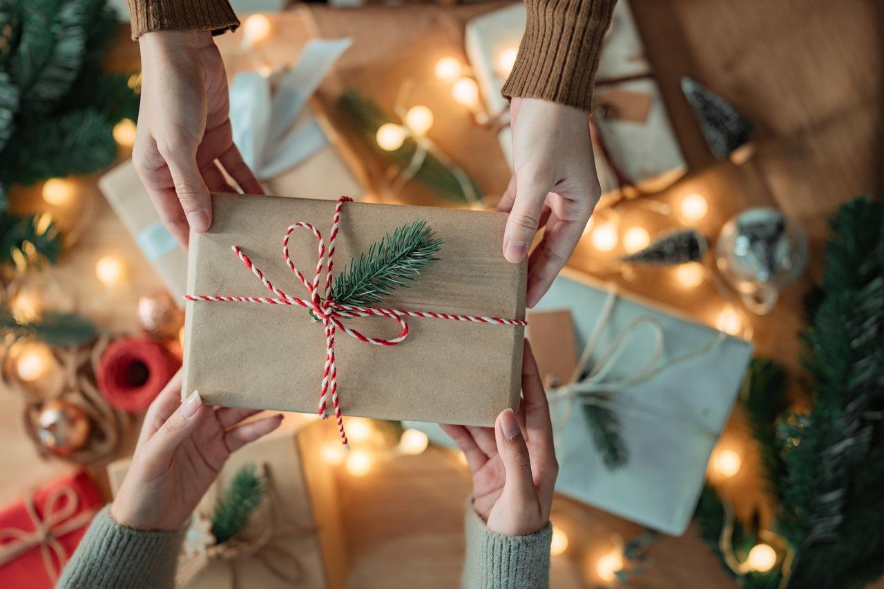 Presente retangular embalado em papel marrom com laço de corda.
