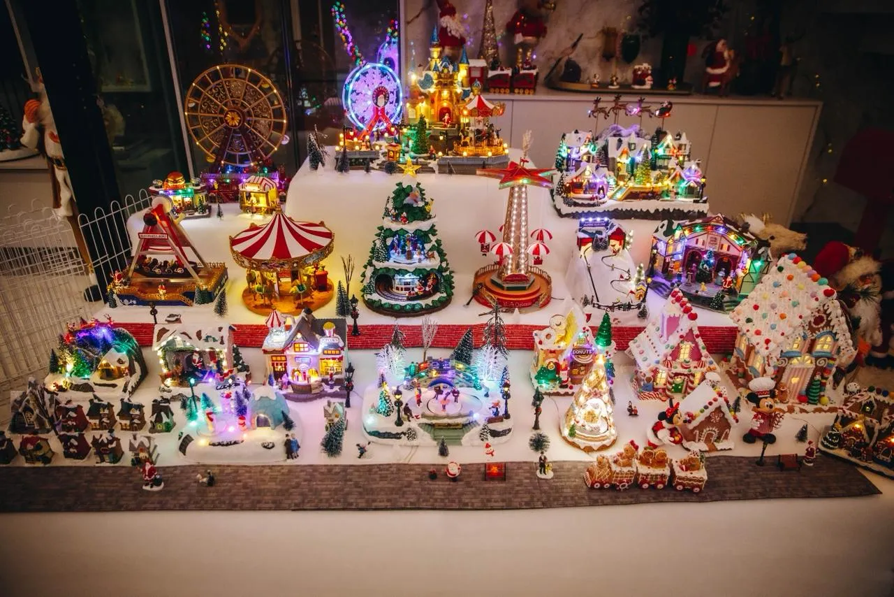 A decoração natalina se estende para além do quintal, e ocupa a área interna da casa.