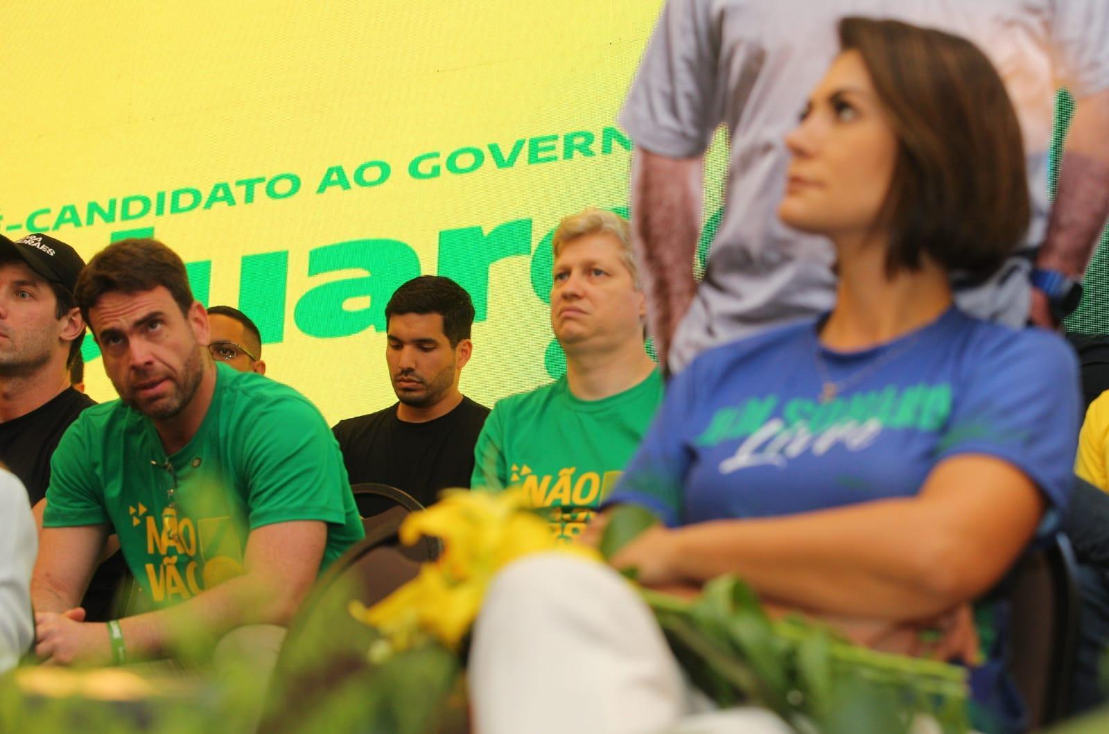 Foto enquadra André Fernandes e Michelle Bolsonaro, durante evento de Eduardo Girão na Praia do Futuro.