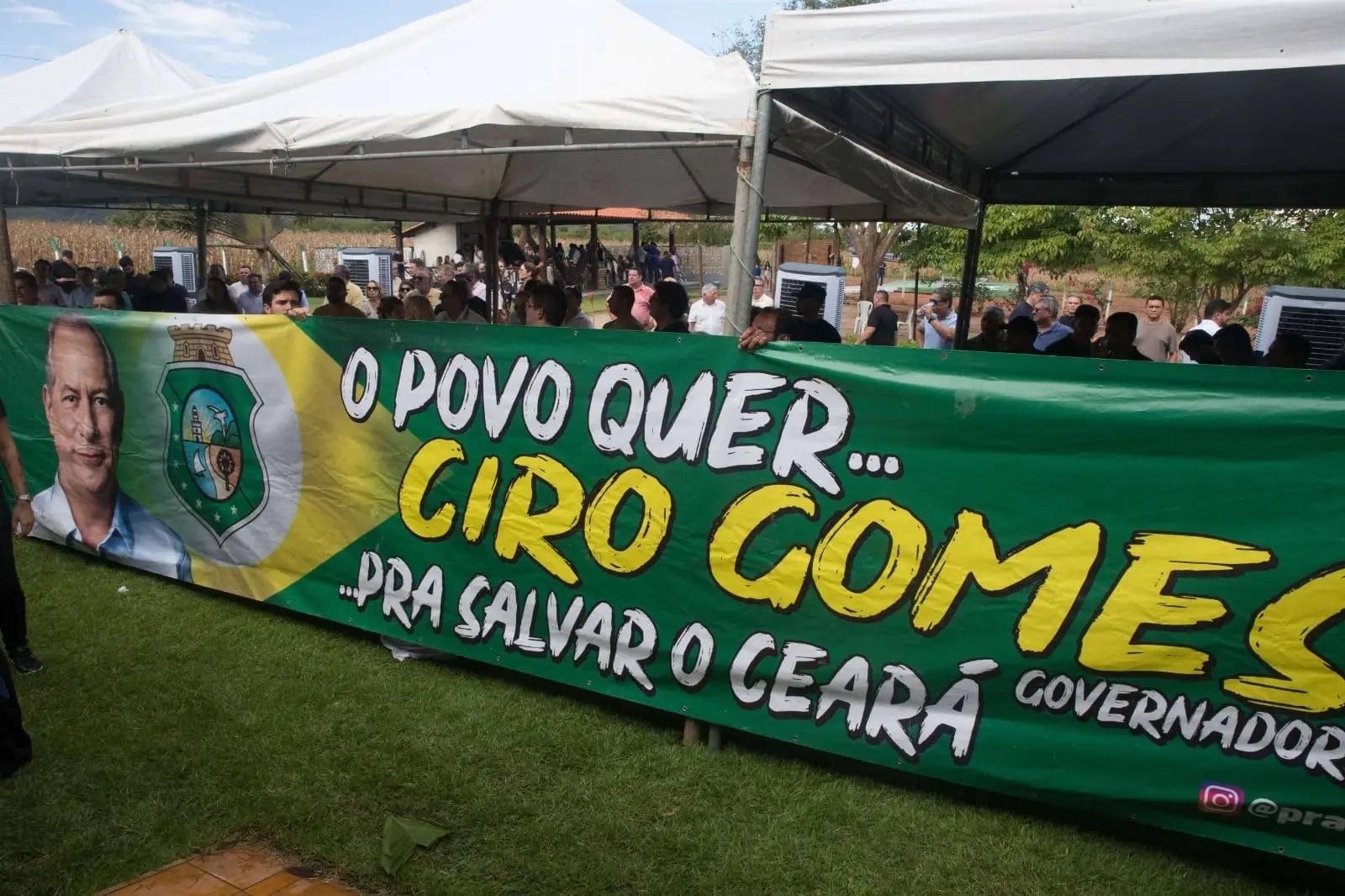 Foto de faixa de apoio ao nome de Ciro Gomes para o Governo do Ceará.