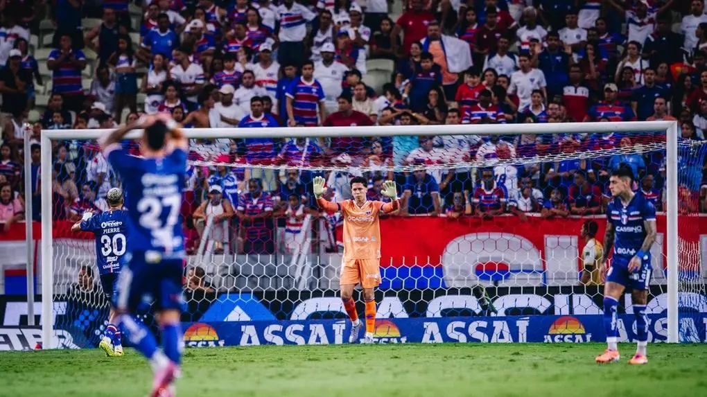 Atletas do Fortaleza lamentam jogada em campo