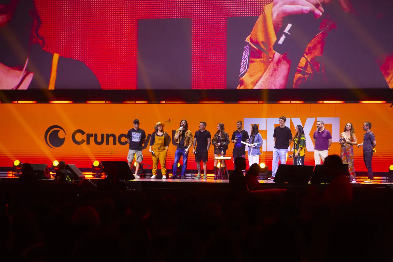 Catorze dubladores no palco Thunder da CCXP recebem homenagem da Crunchyroll.