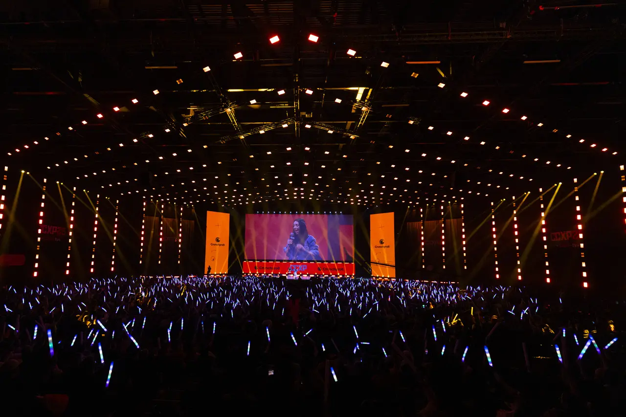 Painel da Crunchyroll na CCXP 25 no palco Thunder com lotação.