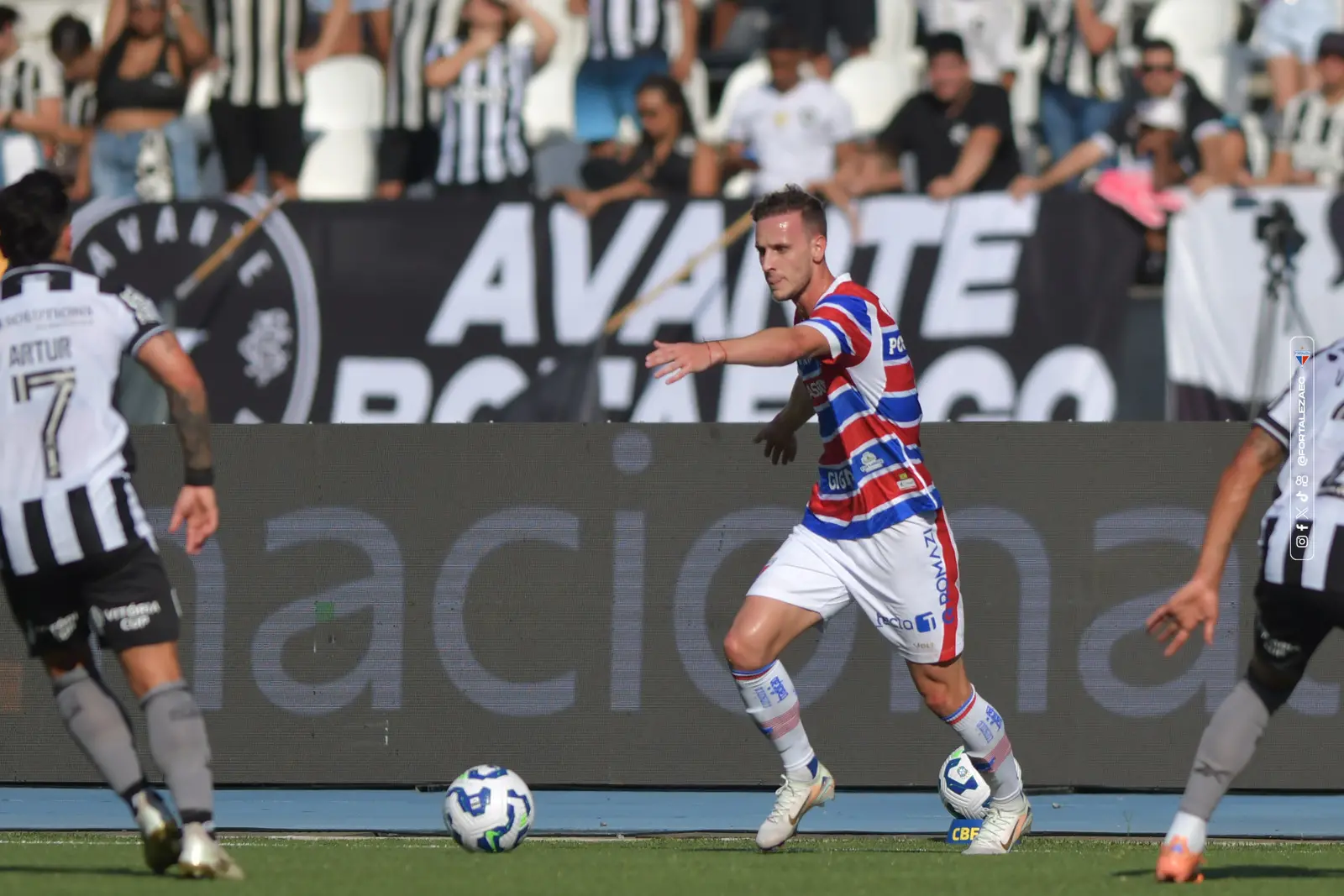 Atletas de Fortaleza e Botafogo disputam bola