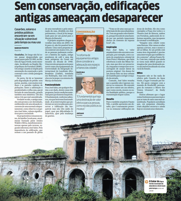 Página de jornal com matéria que fala sobre a deterioração de casarões e prédios históricos. No topo, há duas fotos de homens colocadas em quadros pequenos ao lado de trechos de opinião. Na parte inferior da página, uma foto grande mostra um casarão antigo em ruínas, com paredes desgastadas, janelas sem vidros e vegetação crescendo ao redor.
