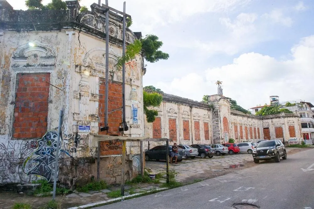 Tombado pelo município em 2007, o imóvel vem sofrendo deterioração ao longo dos anos.