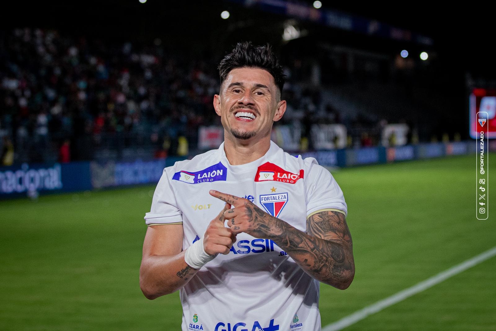 Adam Bareiro comemora gol pelo Fortaleza