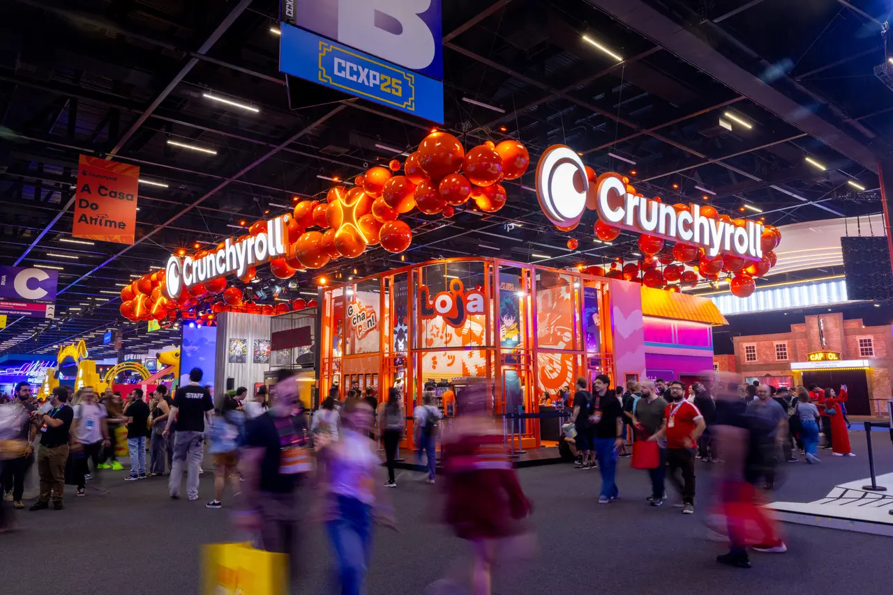Estande da Crunchyroll com movimentação na CCXP.