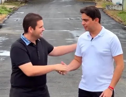 Junior Mano ao lado do prefeito de Reriutaba, Pedro Humberto, seu correligionário, durante visita ao município.