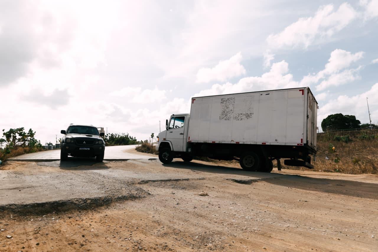 carro e caminhão no anel viário.