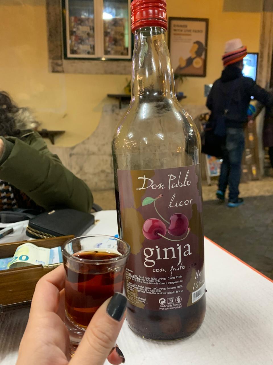 Garrafa da bebida alcoolica Ginja