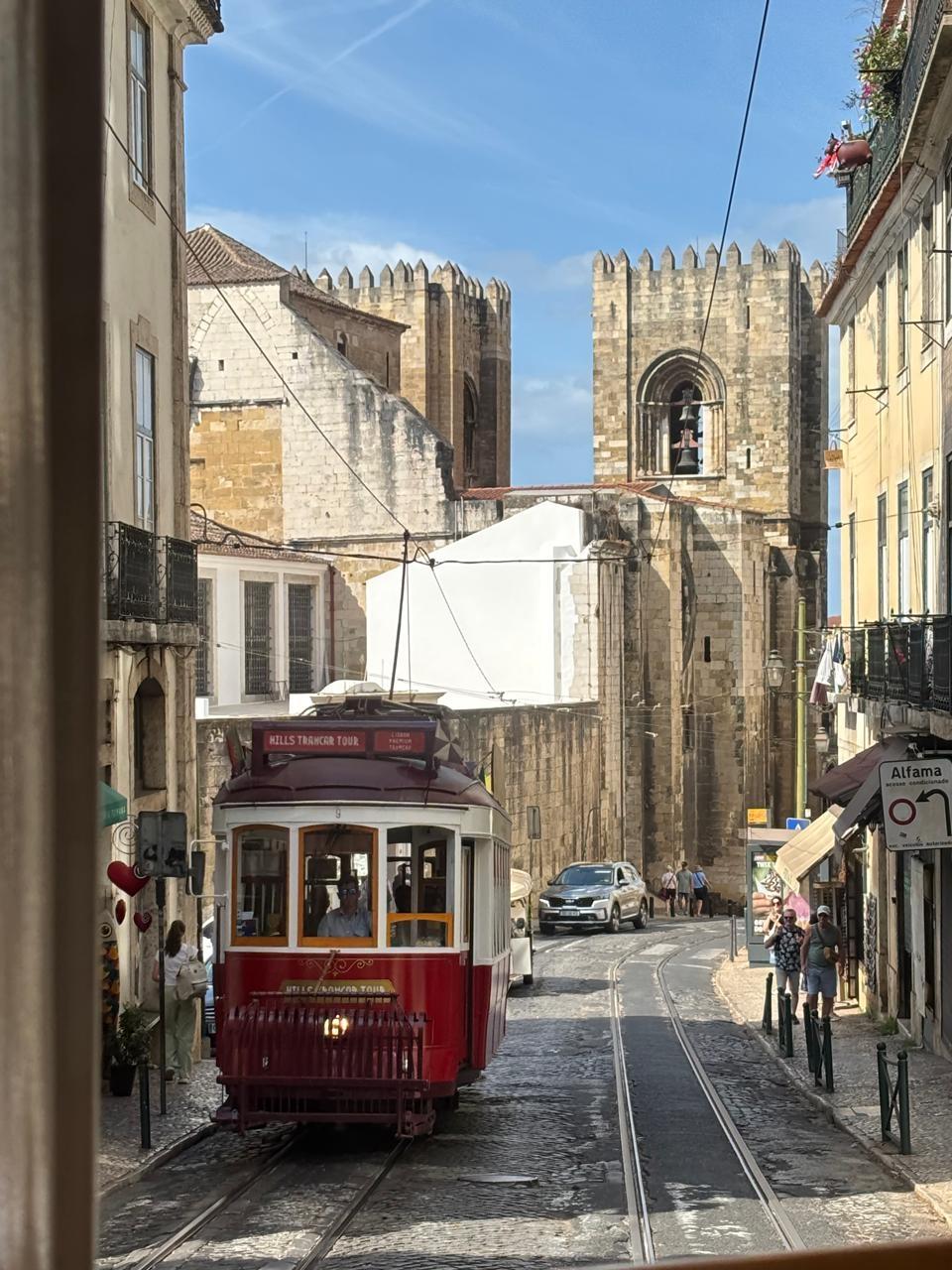 Passear pelas ruas de Lisboa já vale a viagem. No trajeto, o bonde é símbolo e atração. Não passe despercebido das câmeras dos turistas.