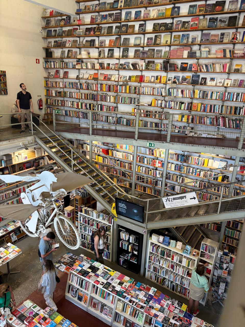 A icônica livraria Ler Devagar é ponto turístico no LX Factory, em Lisboa.