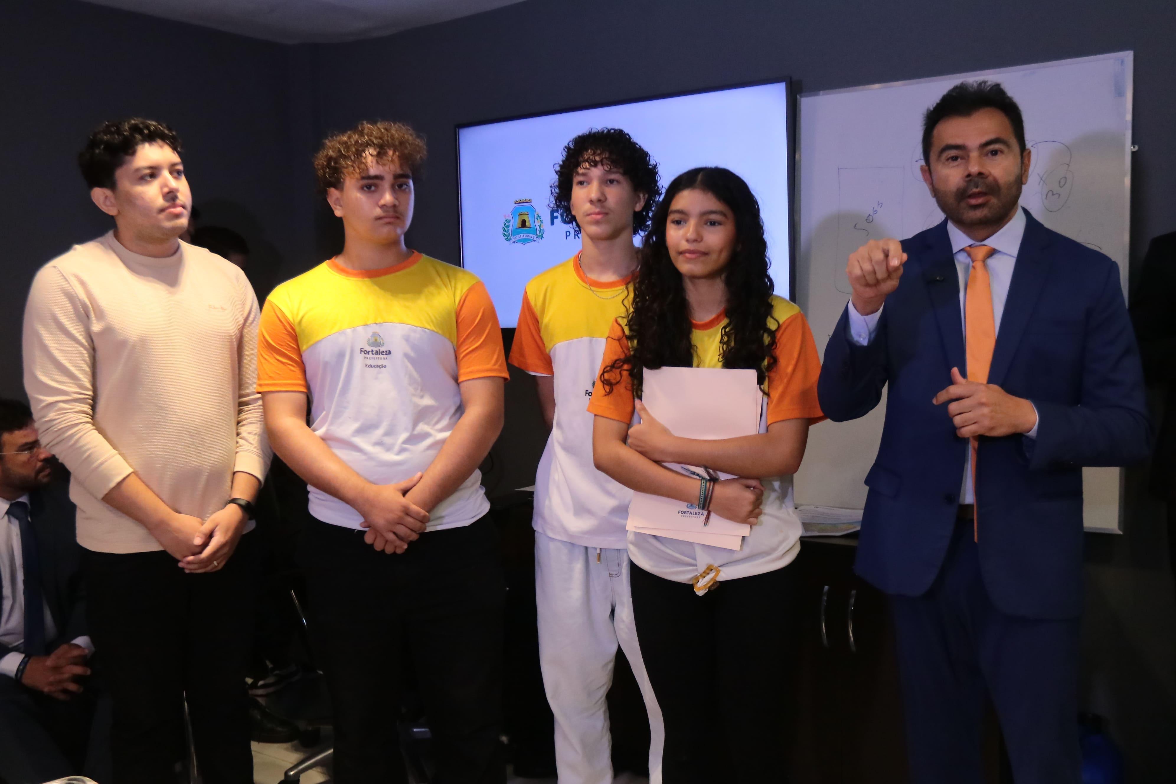 Foto de Idilvan Alencar (PDT) em visita à Câmara de Fortaleza. Ele é o secretário de Educação da capital cearense.