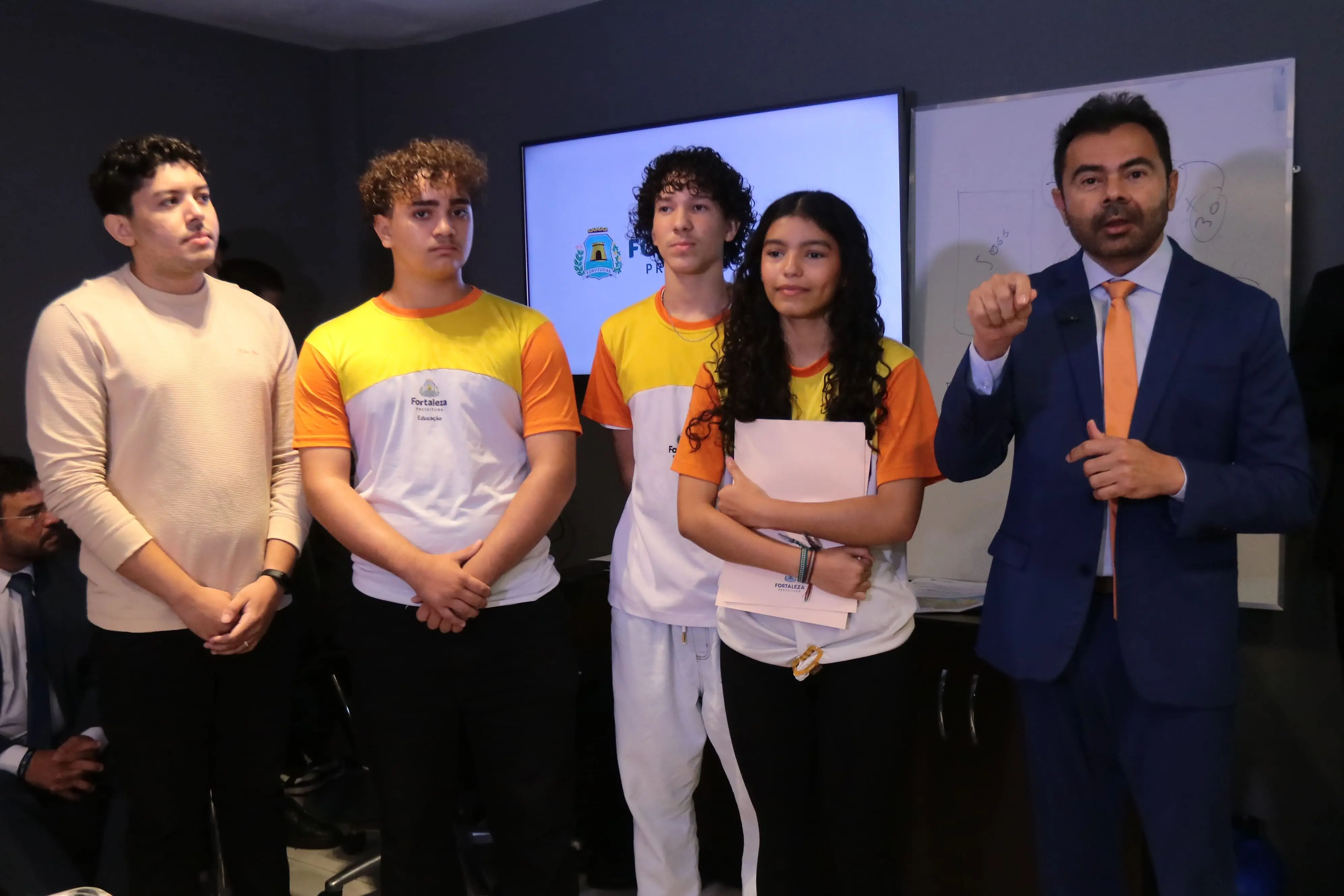 Foto de Idilvan Alencar (PDT) em visita à Câmara de Fortaleza. Ele é o secretário de Educação da capital cearense.