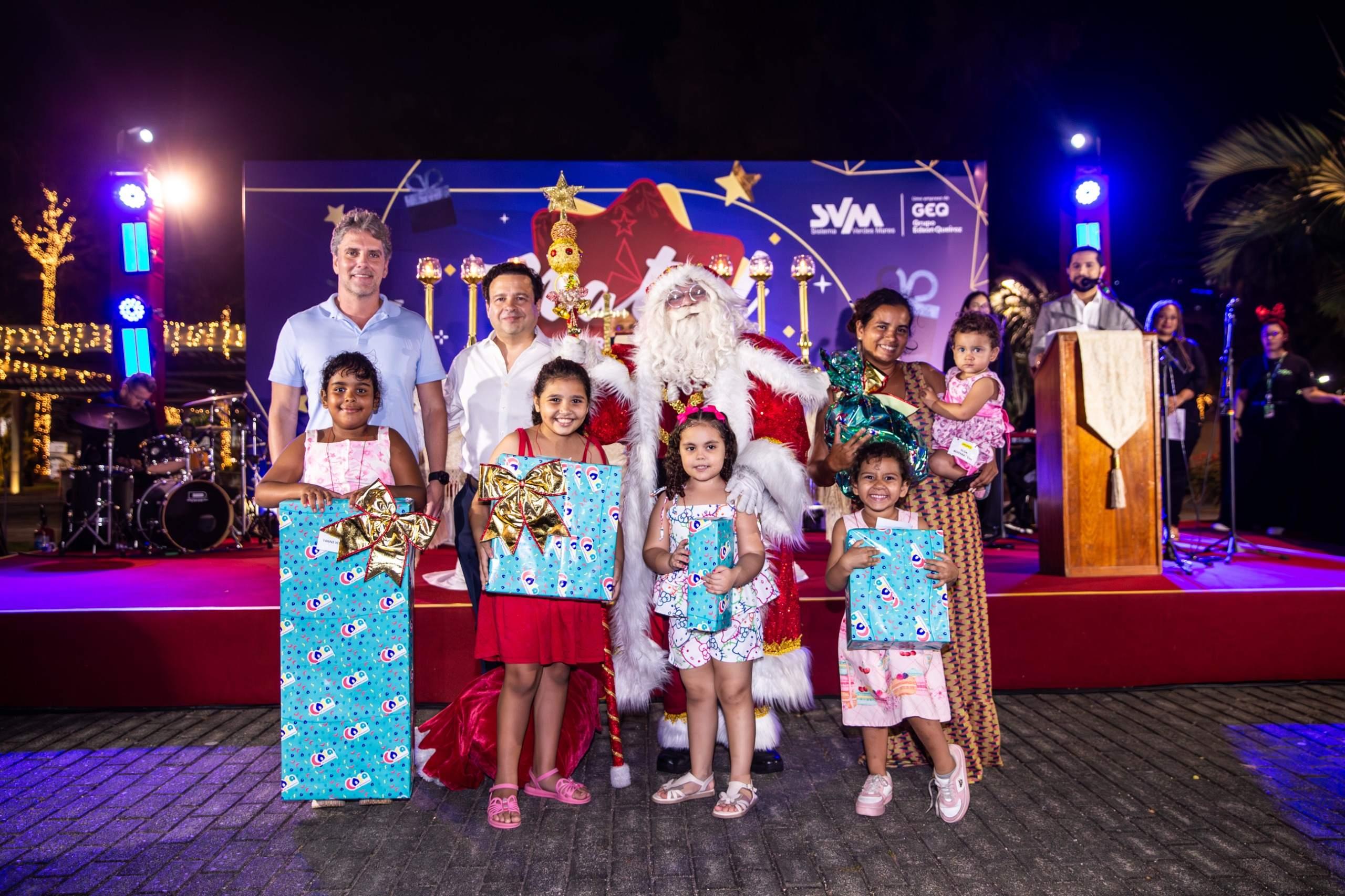 Crianças recebem presentes na Praça da Imprensa.