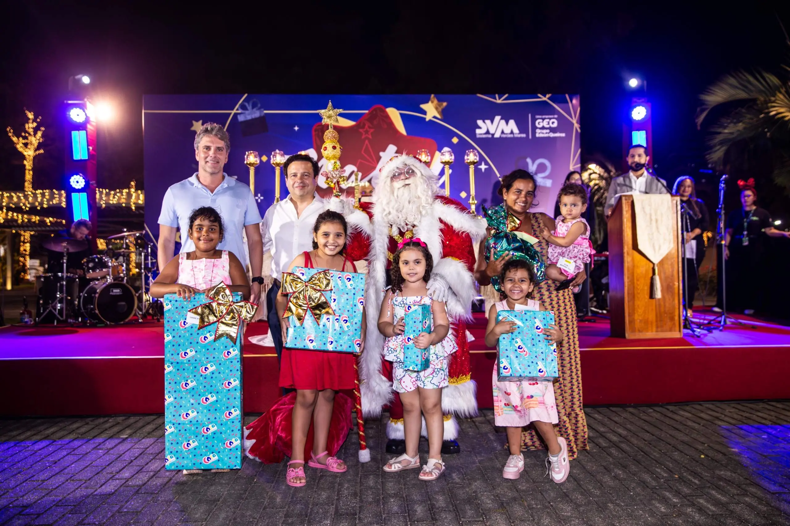 Crianças recebem presentes na Praça da Imprensa.